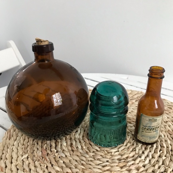 Set of three antique glass bottles - Picture 4 of 6
